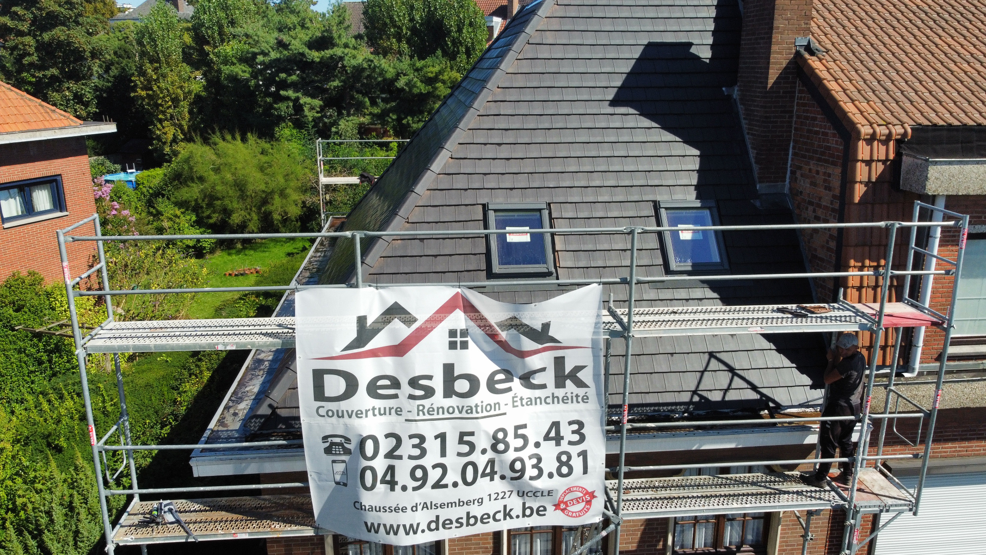 Toiture en ardoises avec velux, vue drone, réalisation Roof Desbeck