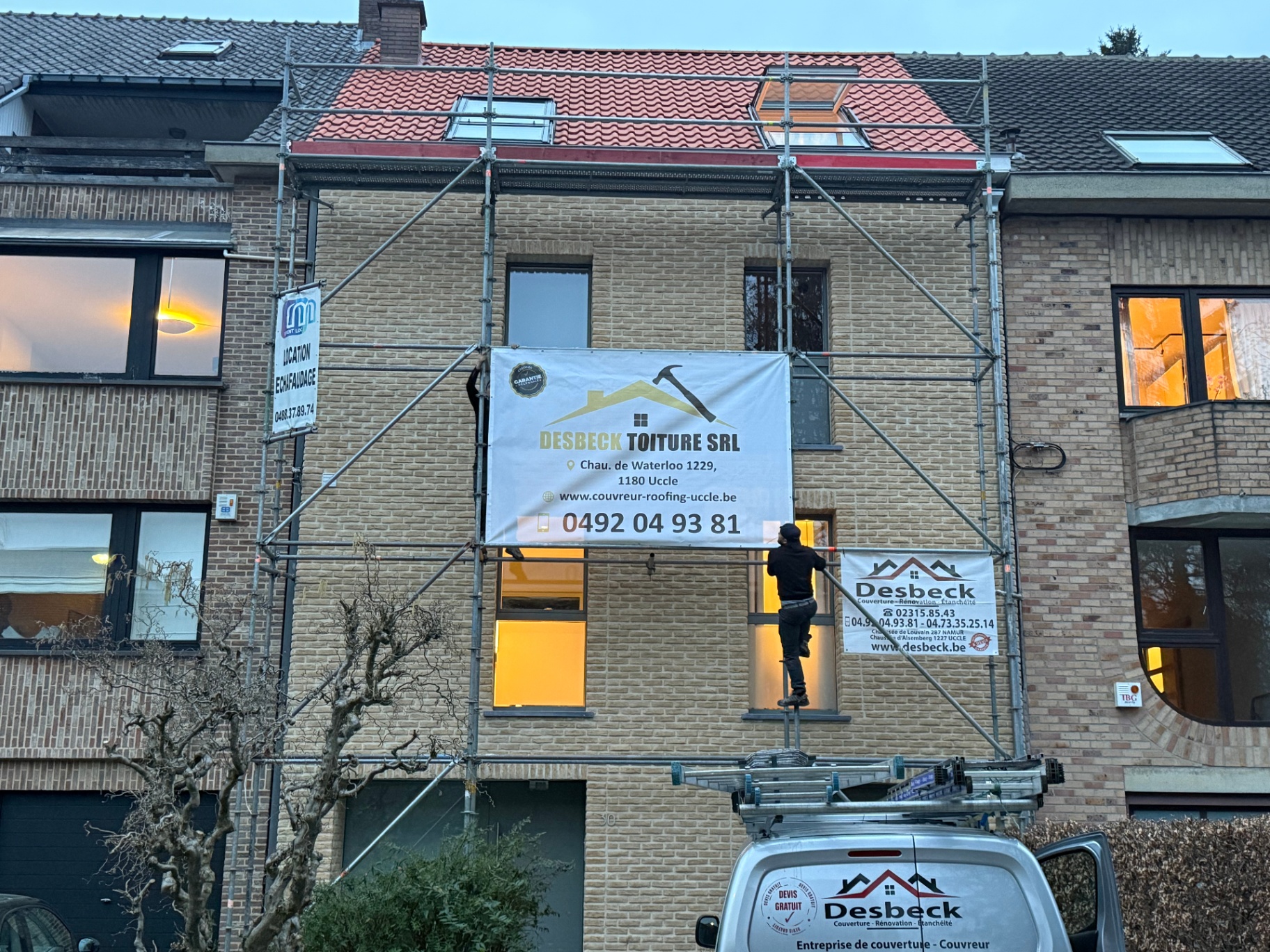 Chantier de rénovation toiture avec échafaudage Desbeck à Uccle